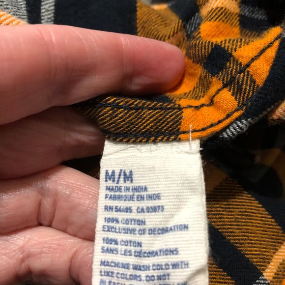 Size M button up plaid flannel shirt - Picture 7 of 7